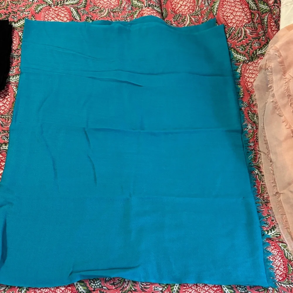 Bundle of 4 pashmina type shawls - Picture 3 of 6